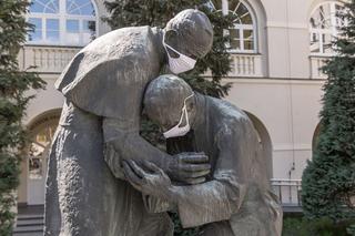 Lublin: Święty Jan Paweł II także nałożył maskę. Ale tylko na jeden dzień [ZDJĘCIA]