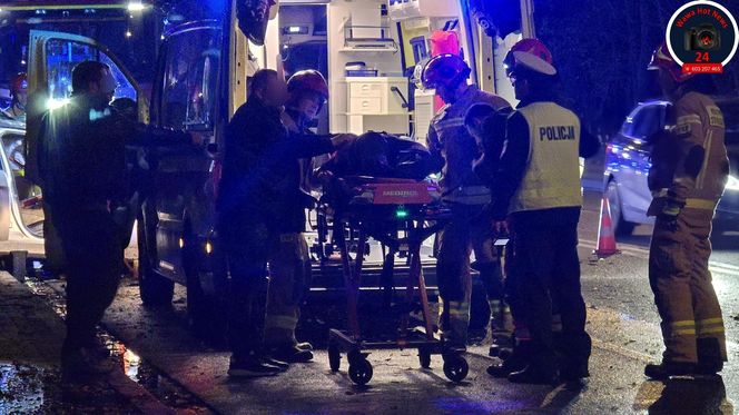 Potworny wypadek w Warszawie. BMW roztrzaskane o drzewo, kierowca zakleszczony