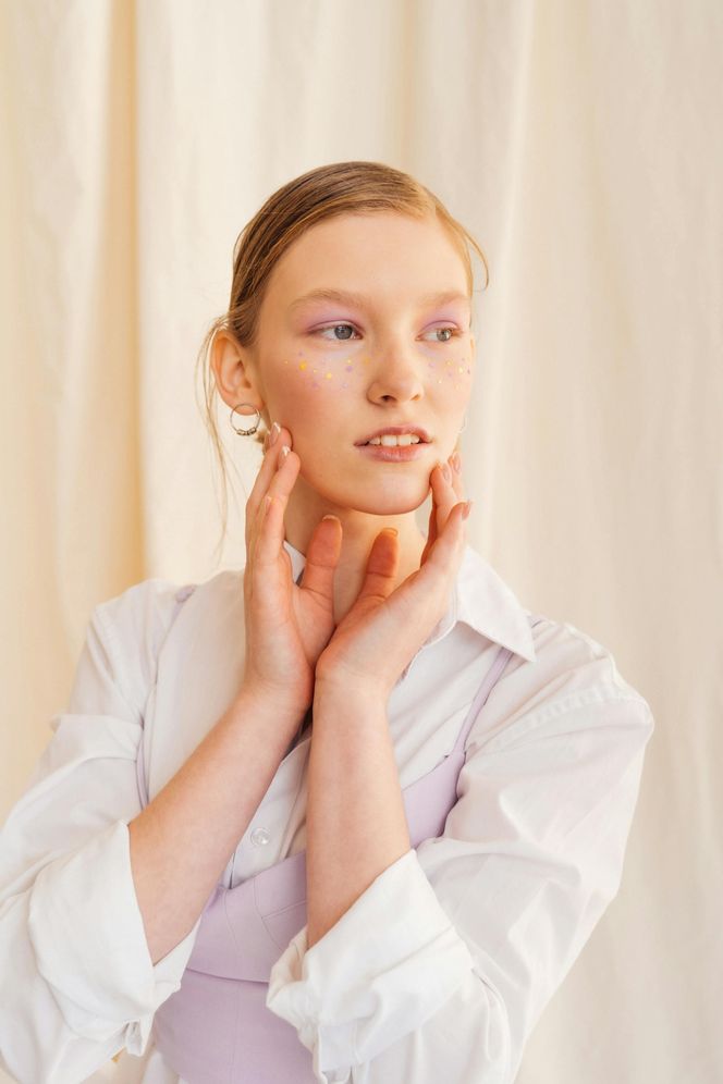 Fryzura z przedziałkiem