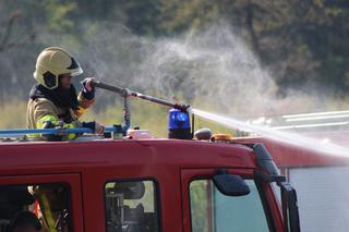 Pożar składowiska odpadów tekstylnych w Kamieńcu. 14 zastępów straży w akcji   