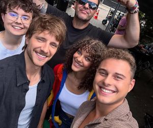 Rodzinka.pl nowy 17 sezon. Zosia (Emilia Dankwa), Kacperek (Mateusz Pawłowski), Ludwik (Tomasz Karolak), Tomek (Maciej Musiał), Kuba (Adam Zdrójkowski) na planie