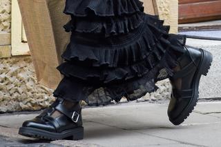 Monika Olejnik jak księżniczka rocka! Cała na czarno maszerował przez miasto