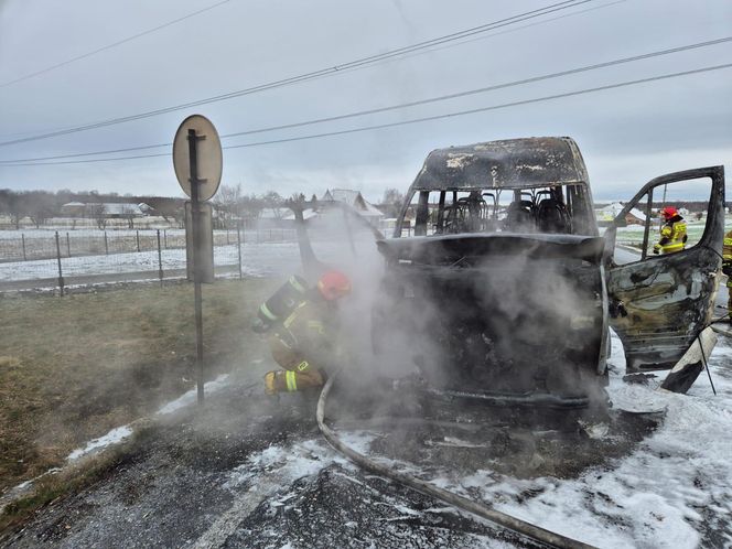 Bus spłonął doszczętnie pod Tarnowem. Podróżowało nim 25 osób