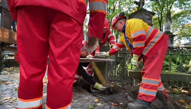 Tramwajarze weszli na Powązki. Co oni tam robili?