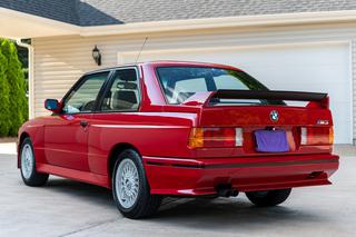 BMW E30 M3 wystawione na sprzedaż za prawie milion złotych