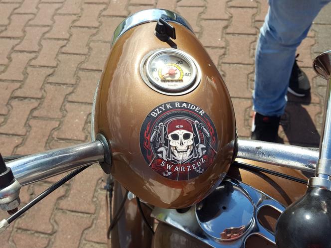 Fani starych polskich motorowerów z Bzyk Raider ze Swarzędza zrobili sobie postój w Lesznie