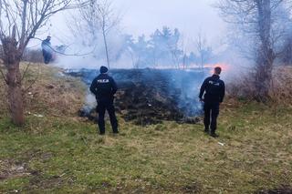 Policjanci gasili pożar