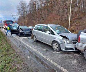 Na drodze nr 42 w Wąchocku zderzyły się cztery auta