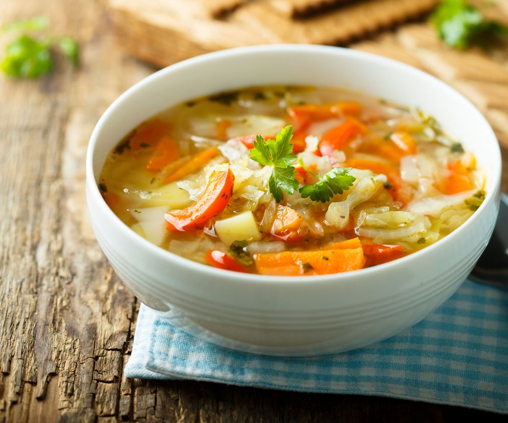 Kapuściana zupa z mięsem mielonym - prosty sposób na sycący posiłek