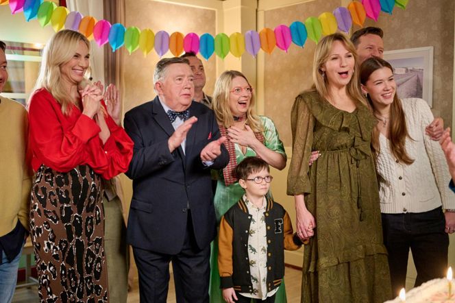 Na Wspólnej, odc. 4000. Włodek (Mieczysław Hryniewicz), Monika (Sylwia Gliwa), Renata (Marta Jankowska), Ludzik (Gustaw Marczak), Żaneta (Anna Guzik), Mania (Zuzanna Kaszuba), (Mariusz Słupiński), Wojtek (Wojciech Błach)