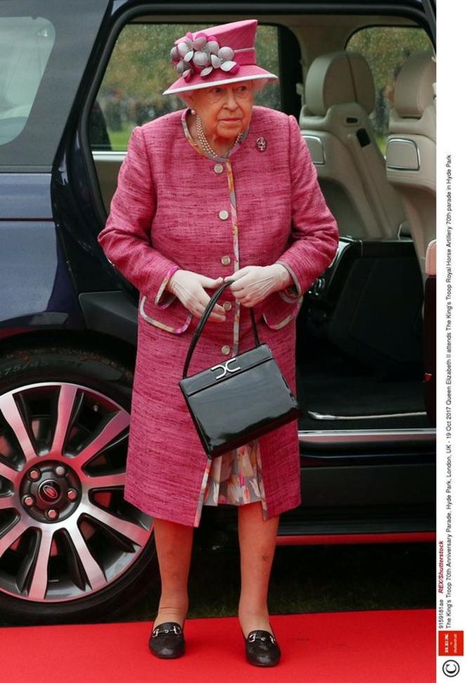 Od pół wieku nosi tę samą torebkę