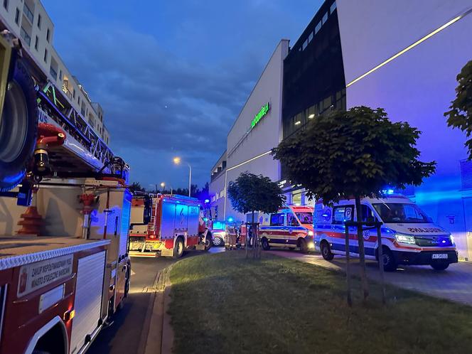 W Galerii Północnej zapalił się samochód. Ewakuacja centrum handlowego