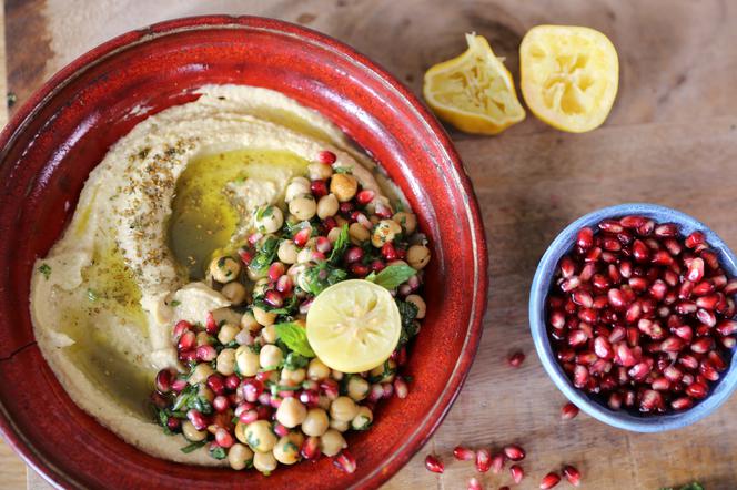 Domowy hummus, czyli pasta z ciecierzycy - przepis Agaty Wojdy [WIDEO]
