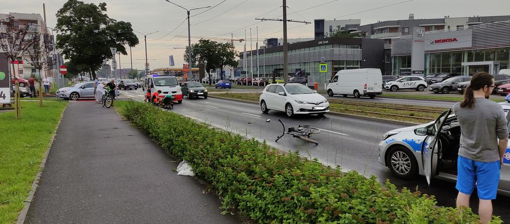 Potrącenie rowerzysty w Toruniu. Cyklista trafił do szpitala