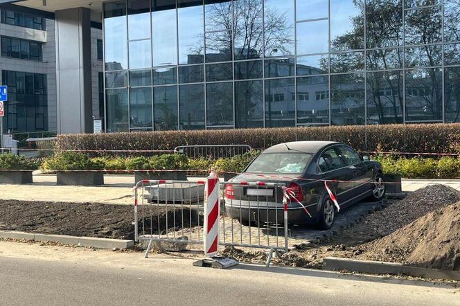 Historia niczym z Łodzi. Kolejny samochód zablokował przebudowę chodnika. Tym razem w Warszawie