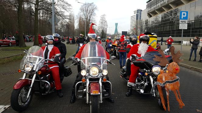 To było wyjątkowe spotkanie, ale tylko na odległość. Bydgoscy Motomikołaje odwiedzili chore maluchy [WIDEO]