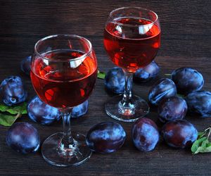 Wino śliwkowe jak marzenie – prosty przepis na wino ze śliwek na każdą okazję