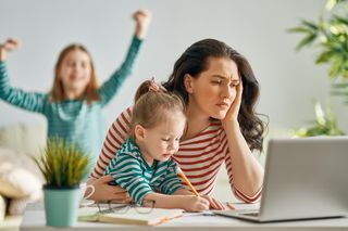 Nie mamy wolnego w wakacje, ale mamy dzieci. Co ma zrobić pracujący rodzic?