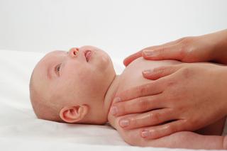 Pielęgnacja dziecka: jak nawilżać skórę i śluzówki niemowlaka