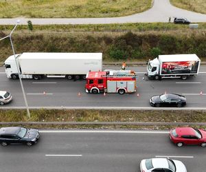 Osobówka wbiła się między dwa tiry. Dramatyczny wypadek na S8