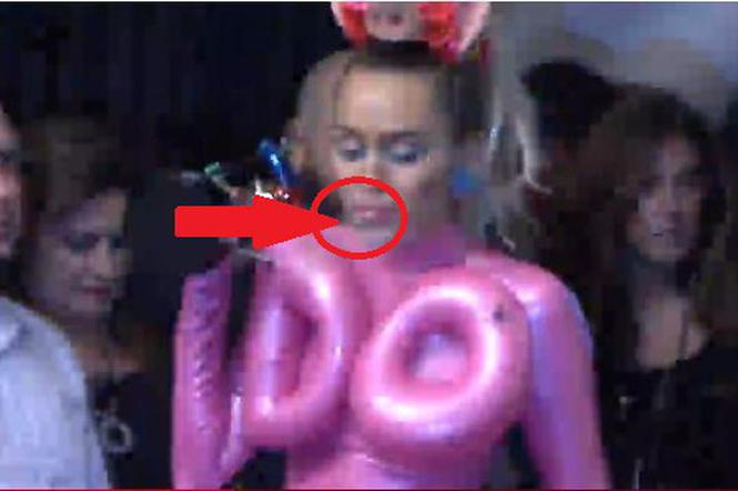MTV VMA 2015: Miley Cyrus pali skręta na konferencji prasowej
