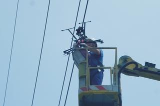 Dron zawisł na drutach