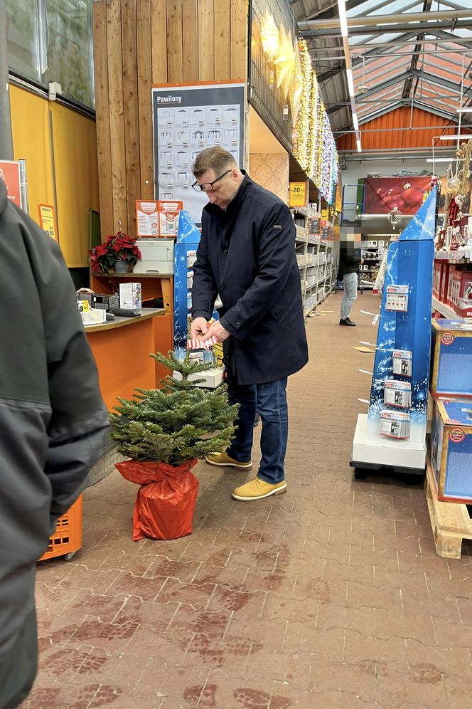 Przemysław Czarnek kupuje choinkę dla wnuka