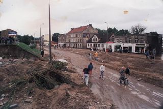 Powódź w Gdańsku w 2001 roku. Koszmarny widok. Zalane były ulice i domy 