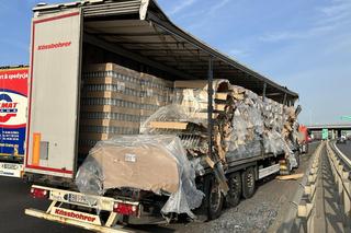 Ogromne korki na S8 w Warszawie. Po zderzeniu ciężarówek na ulicę wypadły butelki z wodą