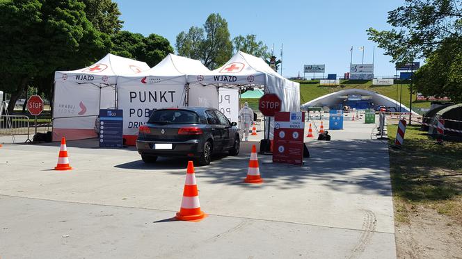 Drive-thru w Lesznie. Na darmowe badania zapisało się ponad 500 osób