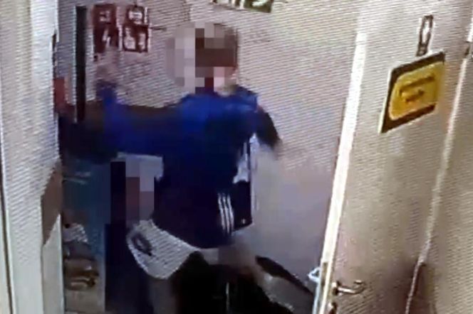 Brutalny napad w Biedronce. 16-latek ukradł butelkę alkoholu i brutalnie pobił ochroniarza