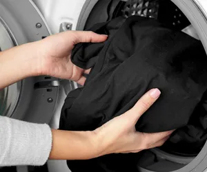 Dlaczego ciemne ubrania śmierdzą po praniu, a jasne nie? Mistrzyni porządku wyjawiła tajemnicę. Pokazała bombowy patent, aby ubrania zawsze pięknie pachniały 
