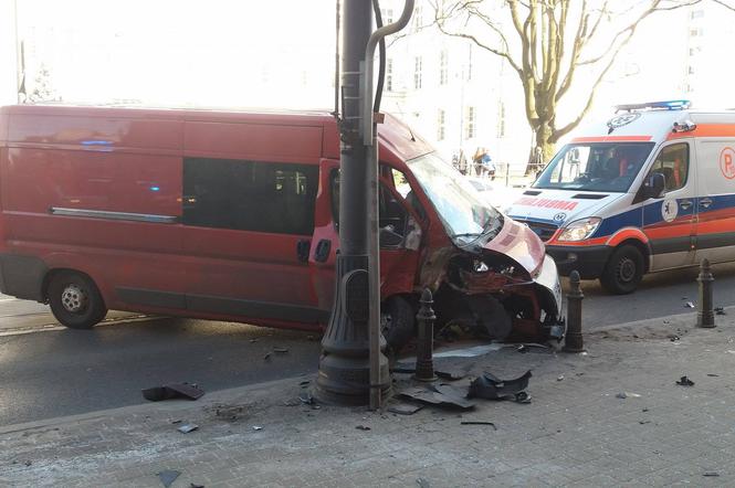 Wypadek na Jagiellońskiej! Kierowca wjechał w lampę uliczną