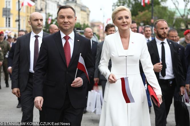 Para prezydencka rozdawała flagi w Warszawie. Tak świętowali dzień flagi