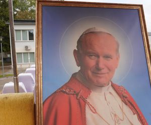 Noc Muzeów 2025. Samochód papieski w Kielcach