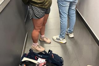 Przyjechali do Łomży kraść. Kobieta uciekła cukierni i zamknęła się w toalecie