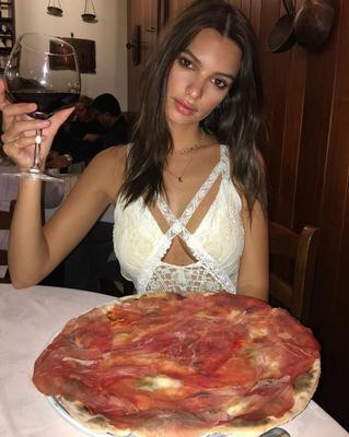 Emily Ratajkowski ma idalny biust, bo je pizzę!