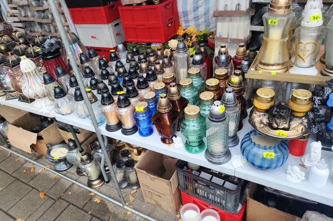 Kupujesz znicze na Wszystkich Świętych? Popularne są serca, złocenia i czerwienie. „…