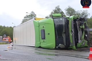 Ciężarówka przewróciła się na rondzie pod Otwockiem. Kierowca wjechał prosto w kopiec! 