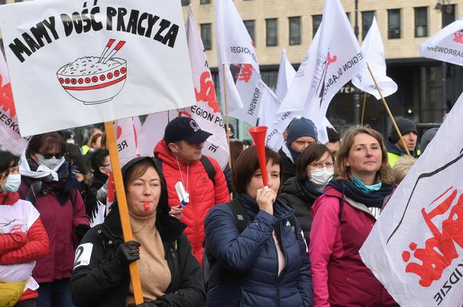 Pod KPRM protestują pracownicy budżetówki