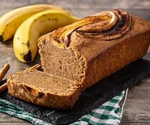 Chlebek bananowy z pastą orzechową. Pyszny, puszysty i wilgotny 