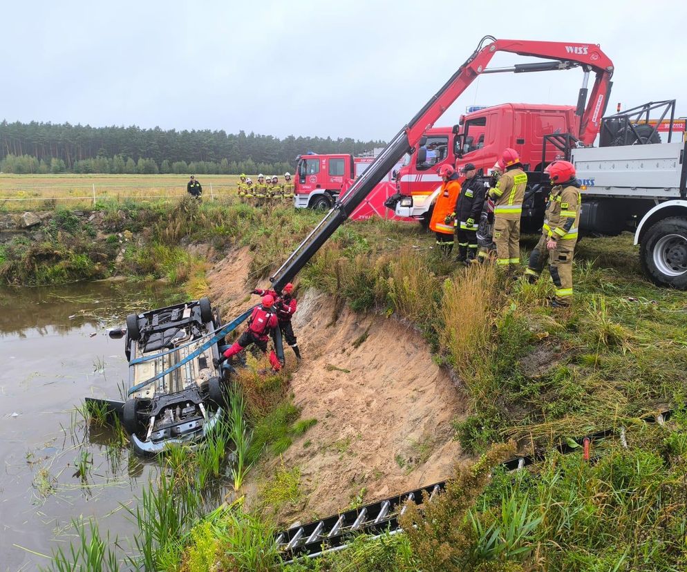Tragedia w Drobnicach. Samochód wyłowiony ze stawu. W środku auta znaleziono ciała dwóch mężczyzn