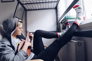 Poznań: 9-metrowa kawalerka kosztuje ją 1000 zł! Jak tam żyć? Lodówki używam jako stolika