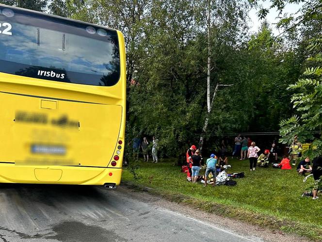 Niebezpieczny wypadek w Karpaczu! Ponad 20 osób rannych w wyniku zderzenia osobówki z autobusem 