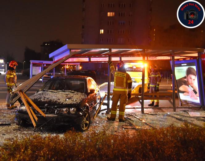 Totalna demolka na Targówku. Bmw rąbnęło w przystanek autobusowy