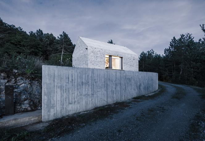 Surowa bryła domu z betonu