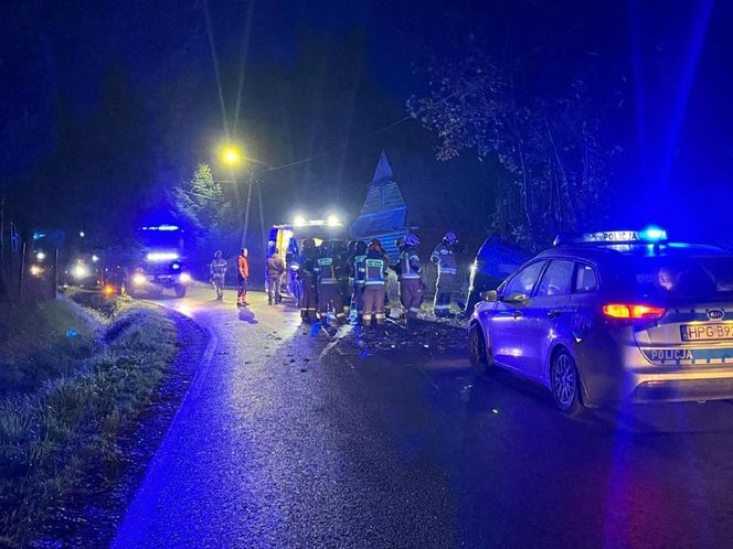 17-latek stracił panowanie nad autem i dachował. Wiózł młodszą i nietrzeźwą pasażerkę