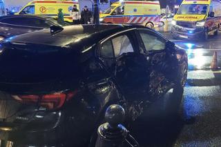 Warszawa. Prywatna karetka na sygnale huknęła w osobówkę. Jedna osoba trafiła do szpitala