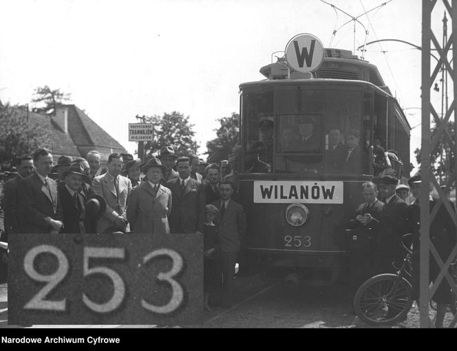 Cyfry na numerach taborowych Warszawskich Tramwajów na archiwalnych zdjęciach