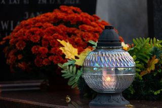 Poznańscy seniorzy mogą liczyć na wsparcie. Miasto pomoże w uporządkowaniu grobów przed Wszystkimi Świętymi